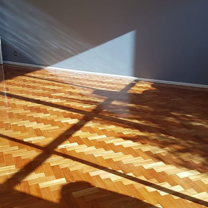 Trabalho New House: luz natural sobre piso de tacos de madeira